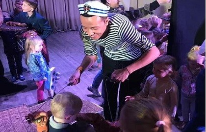 «Носорог и жирафа». Народный театр куклы и актера «Саквояж» Романа Соколовского