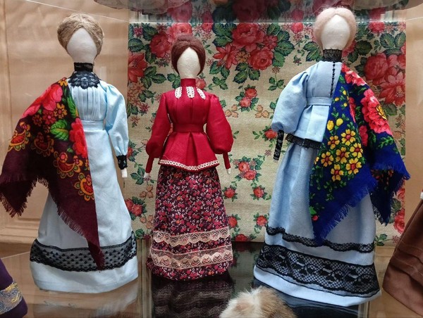 Выставка традиционной и авторской куклы «Мы с подруженькой сидели…»