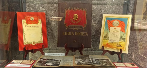 Экскурсия по выставке «Гремит салют над Ленинградом»