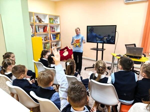Лингвистическая игра «Усердней с каждым днём гляжу в словарь…»