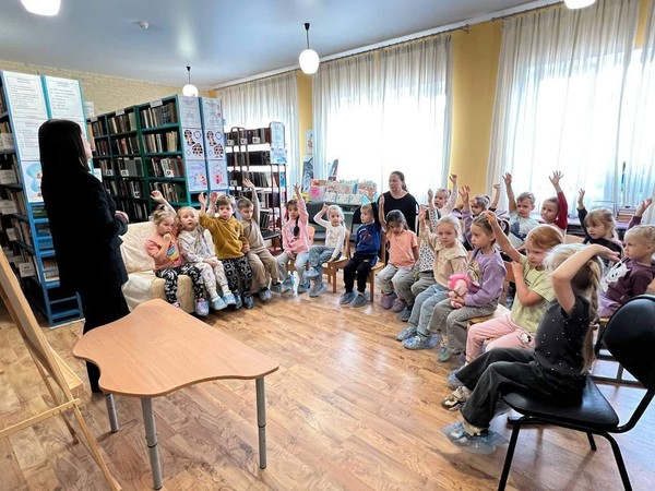 Беседа у выставки ко дню поэзии и светлой памяти погибших «День белых журавлей»