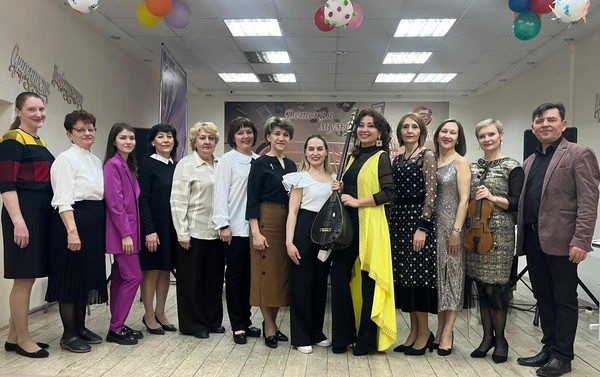 «Примите наши поздравления»
