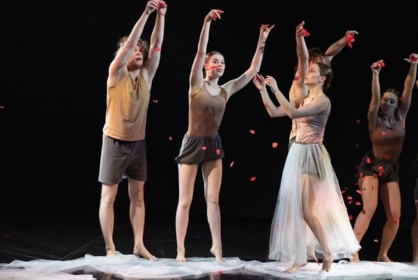 Пластический спектакль «Без лишних слов»