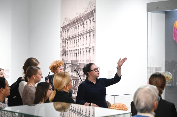 Экскурсия по выставке «Городская свадебная традиция конца XIX – начала XX века