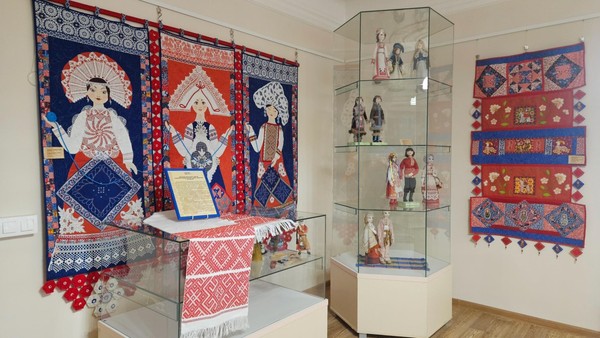 «Волшебный лоскуток»Изделия народной самодеятельной студии «Берегиня» (г. Заозерный)