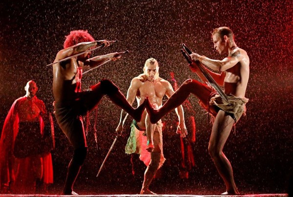 Пластический спектакль под дождем «Время перемен»