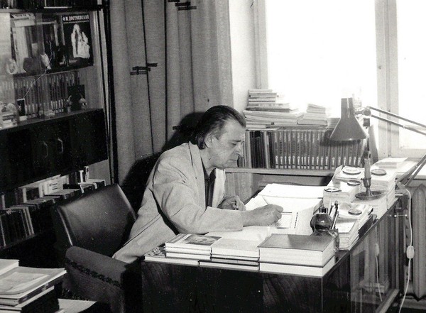 История экспоната «Книга Анатолия Жигулина «Летящие дни»