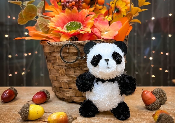 Мастер-класс «Панда-брелок из помпонов»