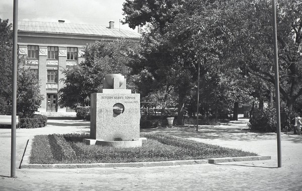 Тематическая беседа «Памятник жертвам белого террора на улице Плехановской в Воронеже»
