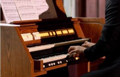 Утро в Особняке. Кофе, друзья, орган.