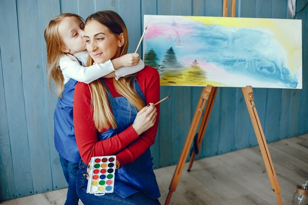 Выставка детских работ ко Дню матери «Нарисую маме счастье»