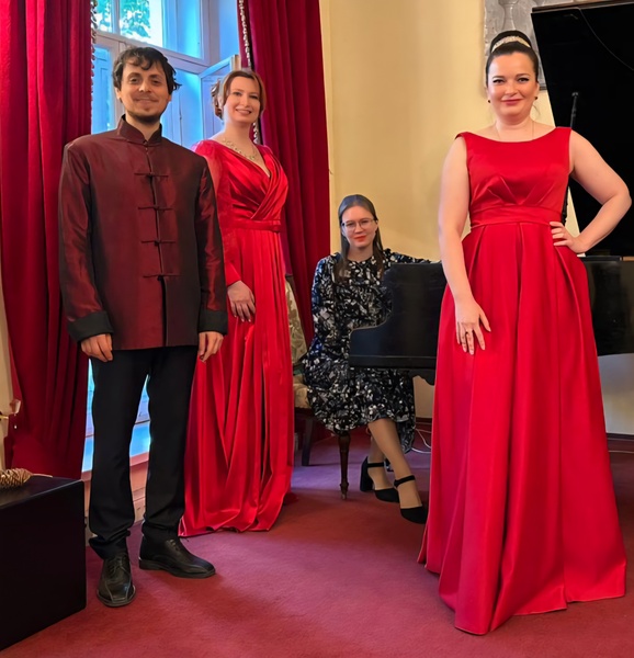 Синяя выставка - музыкальный Вернисаж