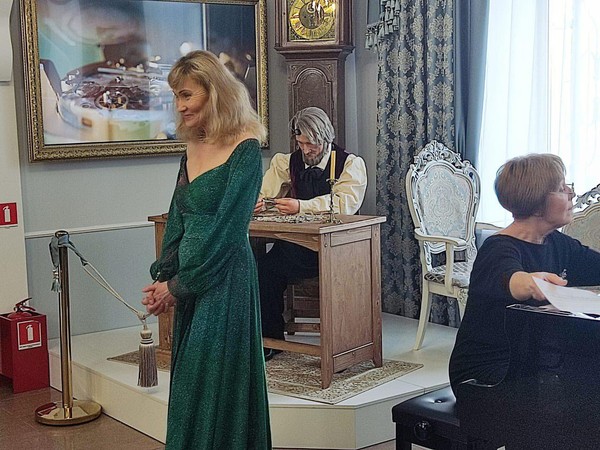 «Мелодию навеяли французские часы!...»