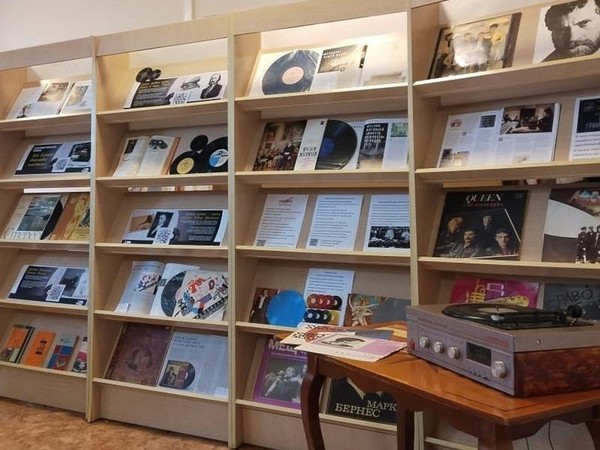 Выставка виниловых пластинок «Пластинки кружится диск»