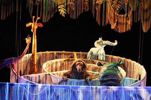 Любопытный слонёнок