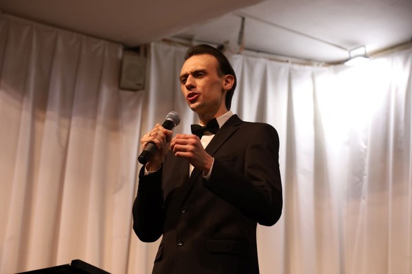 Шагает солнце по бульвару