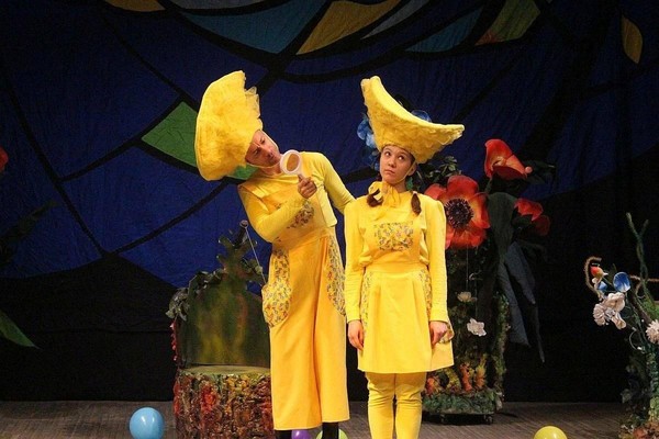 Спектакль «Жили-были две лисички»