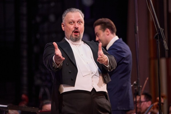 Алексей Тихомиров и солисты театра