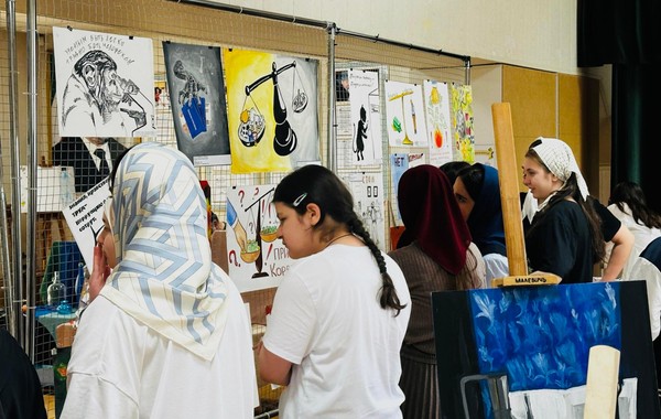 информационная выставка на тему:«Коррупционеры разрушают нашу страну»