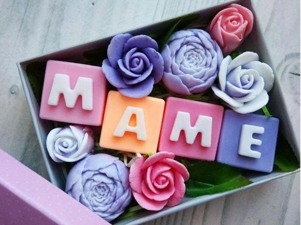 Выставка работ ДПИ «Подарочки для любимой мамочки»