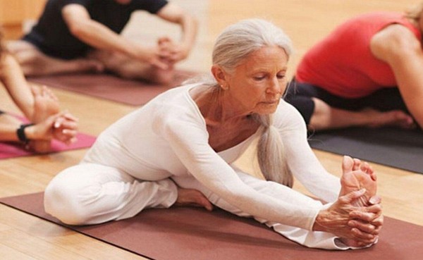 Занятие по йоге для пенсионеров в рамках проекта «Жизнелюб»