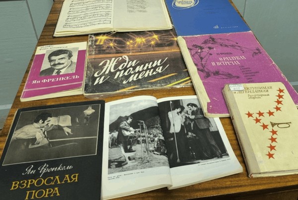 Выставка «Песни, что знает вся страна…»