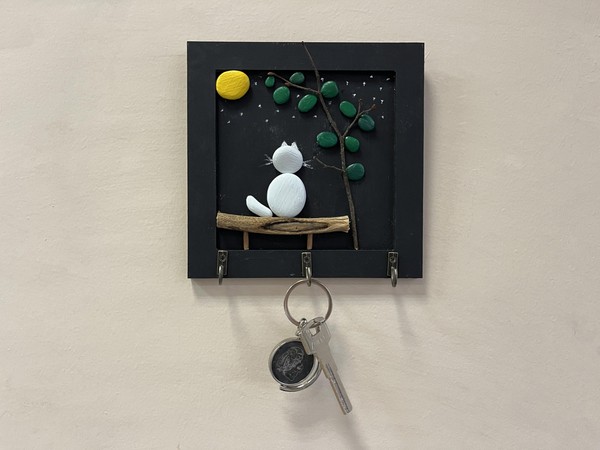 Мастер-класс «Панно-ключница с декором из гальки»