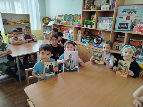 Литературные экскурсы по страницам творчества: «Долгий путь домой» (к 90-летию Э. Гуртуева)