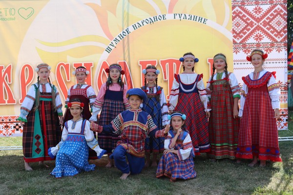 Молодец в кафтане, девка в сарафане. Абонемент