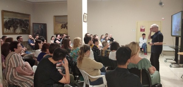 Лекция «Время максимума: прически, плечи и парфюм»