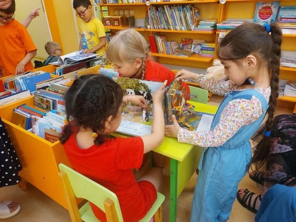 Экскурсия по библиотеке «Королева книга приглашает»