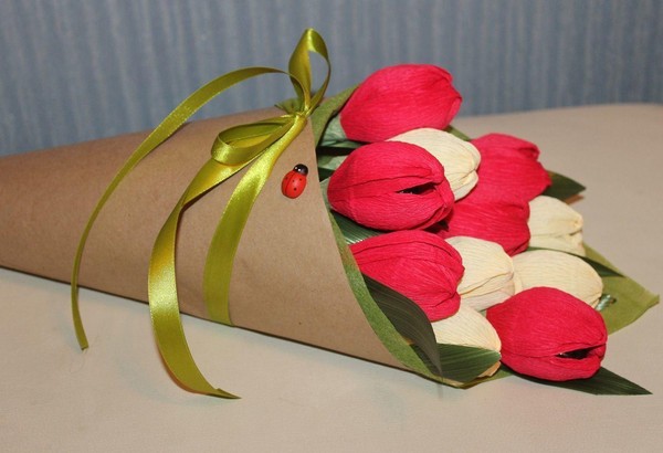 Мастер-класс «Тюльпан из конфет и гофрированной бумаги»