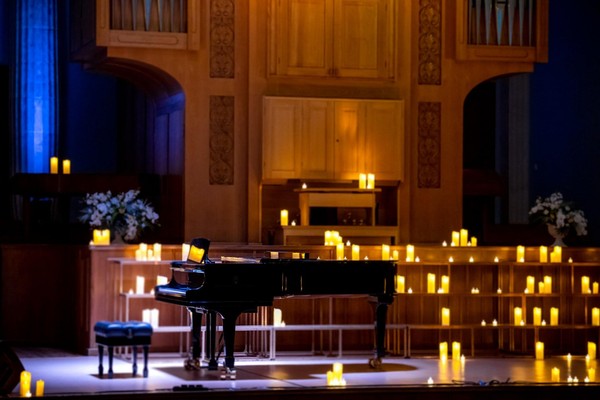 Саксофон при свечах