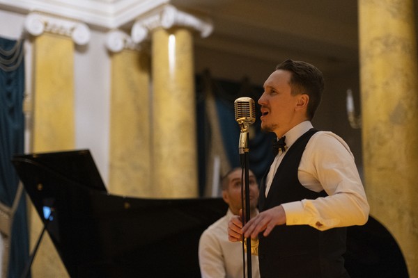 Фрэнк Синатра при свечах во дворце