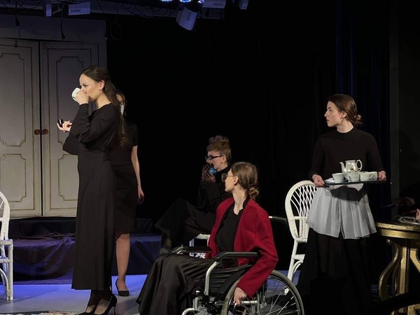 Спектакль «Восемь любящих женщин»