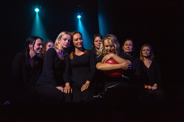 Спектакль «Маленькие большие женщины»