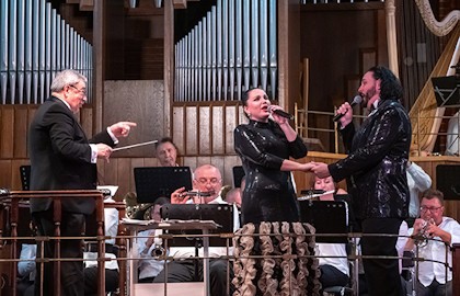 Святая к музыке любовь...