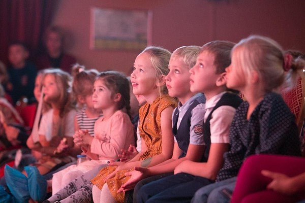 «Волшебный мир кулис»