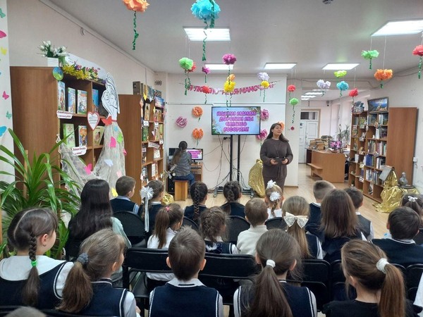 Литературно-поэтический час «Единственной маме на свете» ко Дню матери