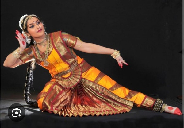 Жесты и мимика индийского танца. Патака и Трипатака хаста виниега