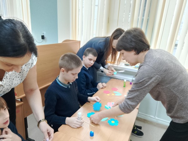 Урок творчества «Подарок маме своими руками»