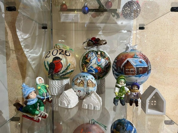 Выставка «Краски новогодней сказки»