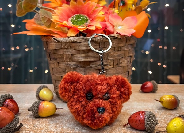 Мастер-класс Брелок из помпонов «Медведь»