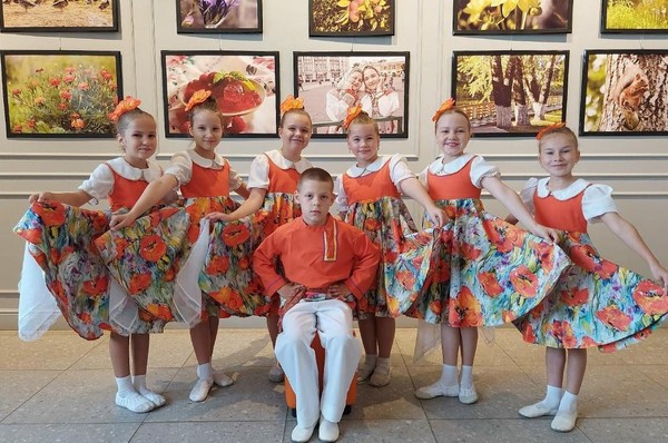 Праздничная программа «Мир согрет любовью матерей»