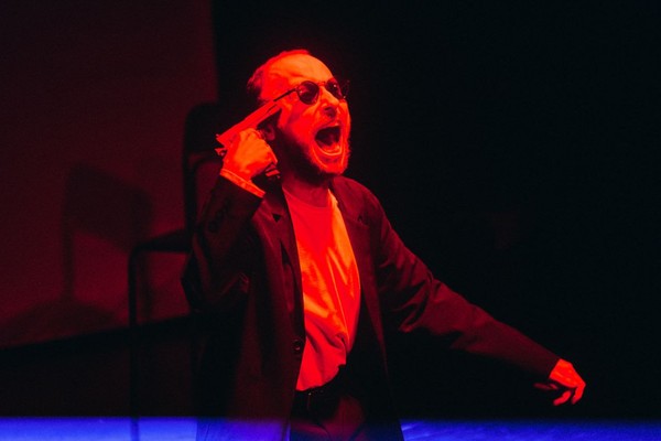 Смех в темноте