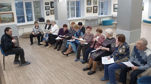 Исполнение песен под гармонь «Последний лист несмело кружит…»