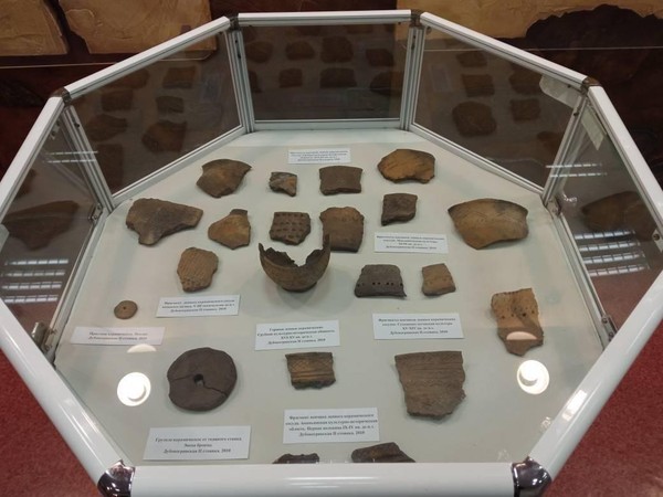 Мини-выставка «Орудия труда, оружие, украшения древнего человека»