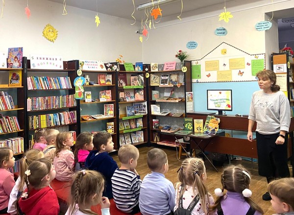 Час веселого настроения «Маму милую люблю»