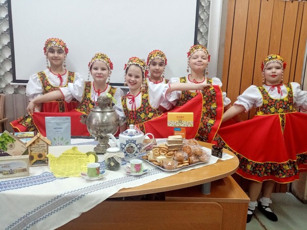 Праздничная программа «Под небом единым»