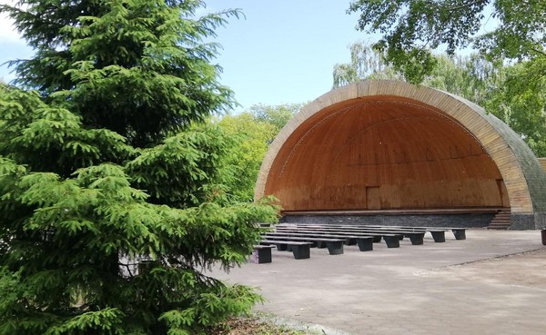 Скандинавская ходьба в парке